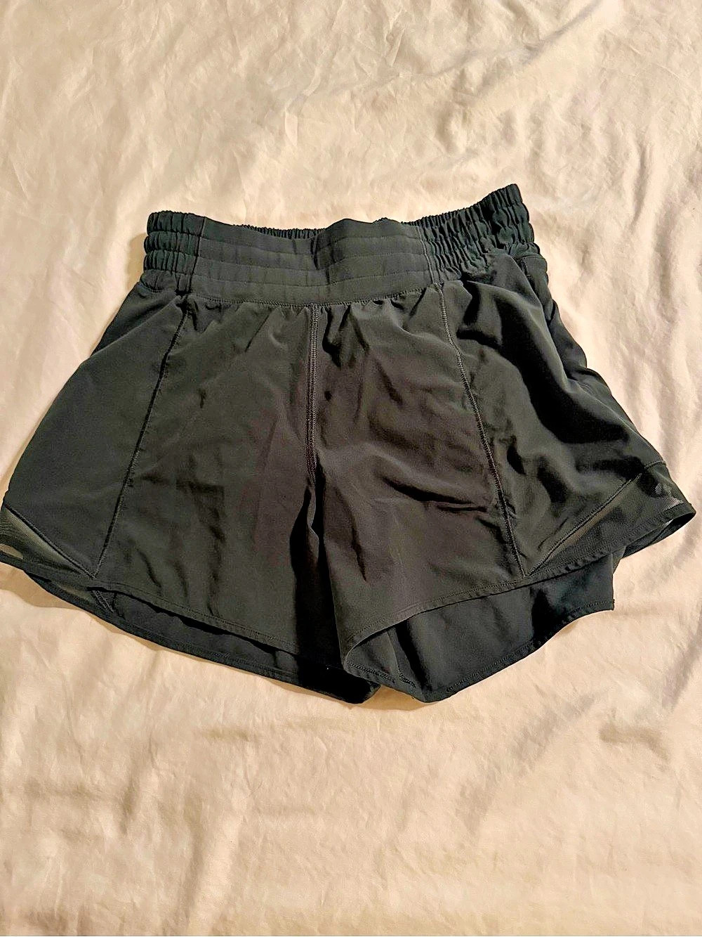 Lululemon Hotty Hot High-Rise Short 4" legacy green in size 4